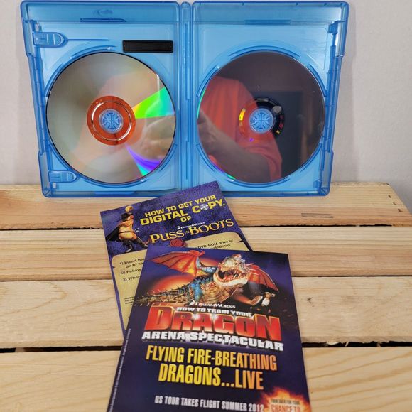 BLURAY/DVD Puss In Boots w/ Slip Cover and Inserts - Picture 3 of 3